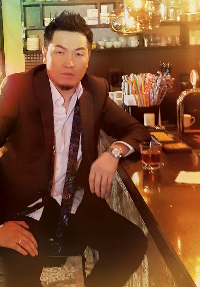 Дуучин Хүрэлээ “хосуудад гэнэтийн бэлэг барилаа”